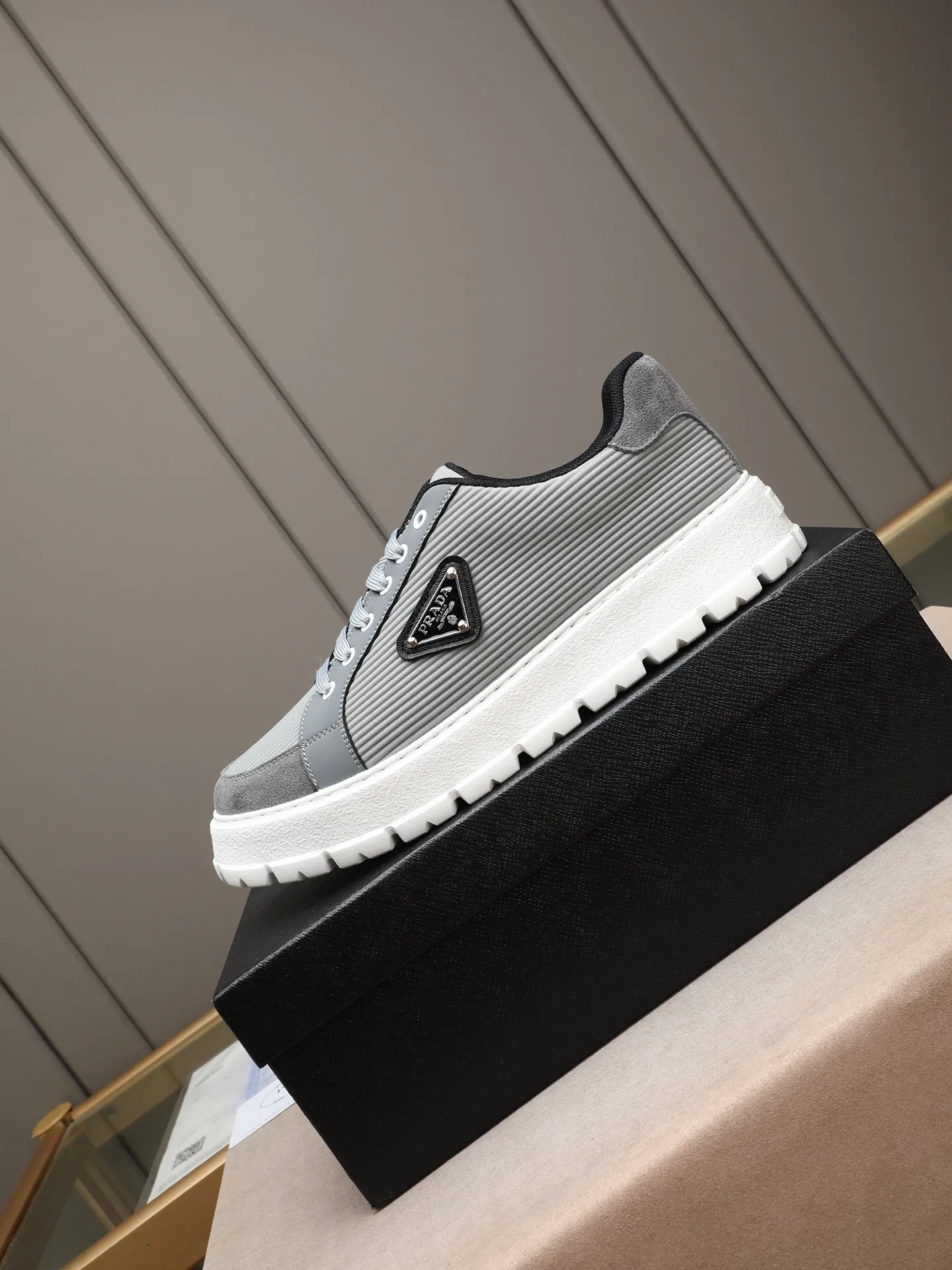 Men's Men's Shoes 💰440 Prada/Prada Men's new casual shoes, this sports shoe is made of imported calfskin upper with breathable mesh and breathable mesh lining. The foot pads are made of sheepskin, and the outsole is made of non-slip sports exclusive rubber outsole with logo. It feels good on the feet and is a fashionable item! Size: 38-44 (45 customized)